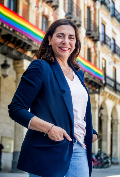 La candidata posa frente al Ayuntamiento de Burgos.