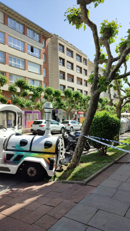 El tren chocó contra un árbol y derribó una señal de tráfico.