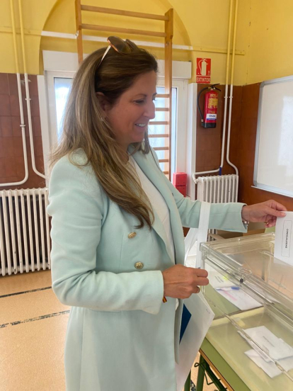 El momento de la votación de la procuradora en Cortes por Vox, Ana Rosa Hernando.