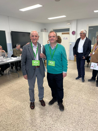 El candidato de Vox, Fernando Martínez-Acitores recorrió los colegios electorales.