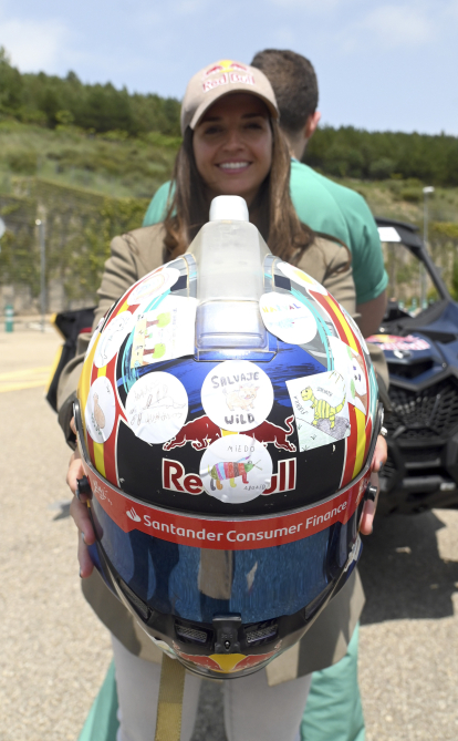 Cristina Gutiérrez, presenta el casco que va a utilizar en la próxima temporada, diseñado con dibujos realizados por los niños del Aula Hospitalaria del Hospital Universitario de Burgos