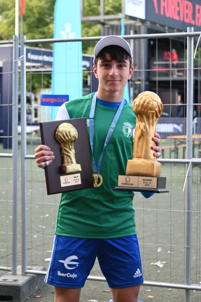 El portero Yeray Esguevillas, del Cadete B, fue galardonado como el Jugador Más Valioso de la categoría al solo conceder un gol en todo el torneo.