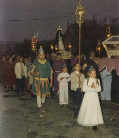 Momento de la procesión de las fiestas de Villanueva de Argaño al anochecer