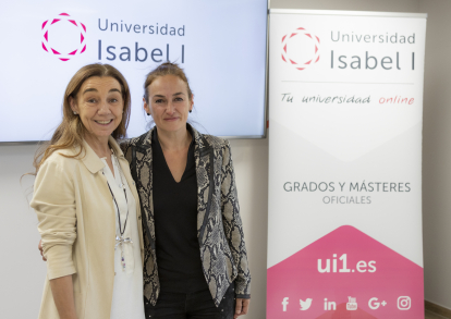 María Jesús Cuéllar, presidenta del Consejo de Administración de la Ui1, firma el convenio con la la Asociación For WOMEN.