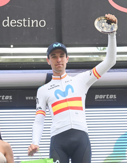 El campeón nacional de ciclismo en ruta recoge sus premios como vencedor de la cuarta etapa.