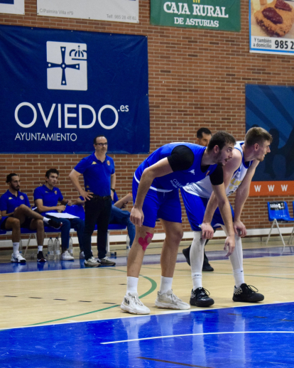 Ocampo en el banquillo del Tizona durante un momento del partido contra Oviedo.