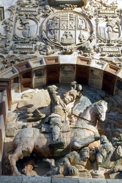 Un Cid batallador preside la entrada del Monasterio de San Pedro de Cardeña.
