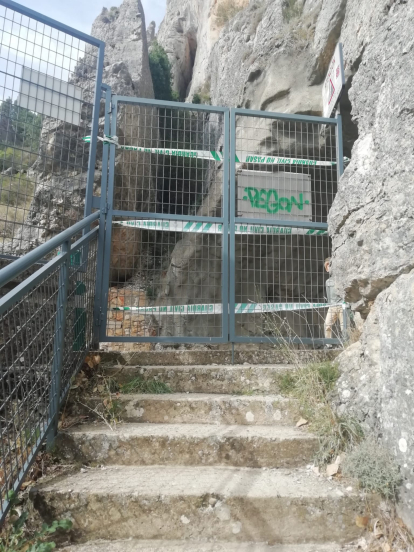 Se bloqueó una de las entradas valladas que dan paso a la zona de la pasarela en la bajada a La Yecla llegando desde Silos.