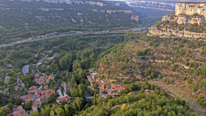 Imagen de Valdelateja con el cañón del Ebro al fondo.