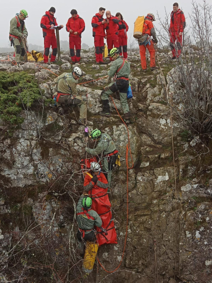 Imagen del simulacro de rescate en la sima de Covanegra.