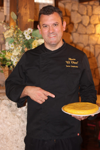 Javier Izquierdo posa con una de sus famosas tortillas