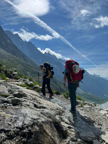 Los montañeros burgaleses en distintos momentos en Los Alpes.