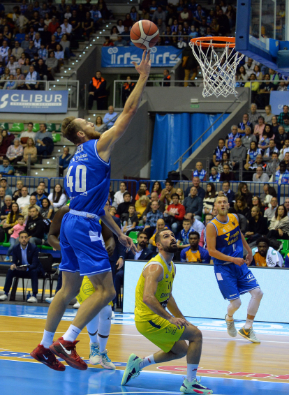 Imagen del partido entre el Longevida San Pablo Burgos y el Ourense.