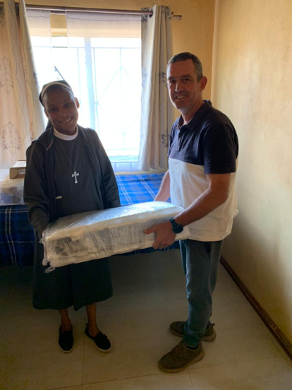 El burgalés Jorge López, director del Instituto Español de Misiones Extranjeras (IEME), entrega una de las dos incubadoras que llevaba en la maleta en el hospital de Kalemba en Zambia.