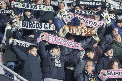 Una de las gradas de El Plantío repleta de espectadores para presencial el derbi entre el Burgos CF y el CD Mirandés.