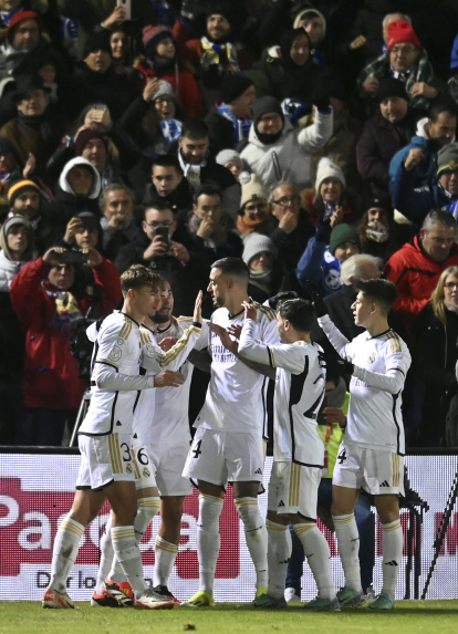 Los jugadores madridistas celebran uno de sus tres goles en El Montecillo.