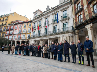 El minuto de silencio en memoria de las víctimas del incendio de Valencia y del joven Sergio Delgado ha tenido lugar en la Plaza Mayor.