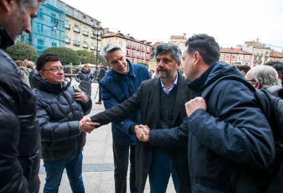 Daniel de la Rosa se saluda con los directivos del Burgos CF.
