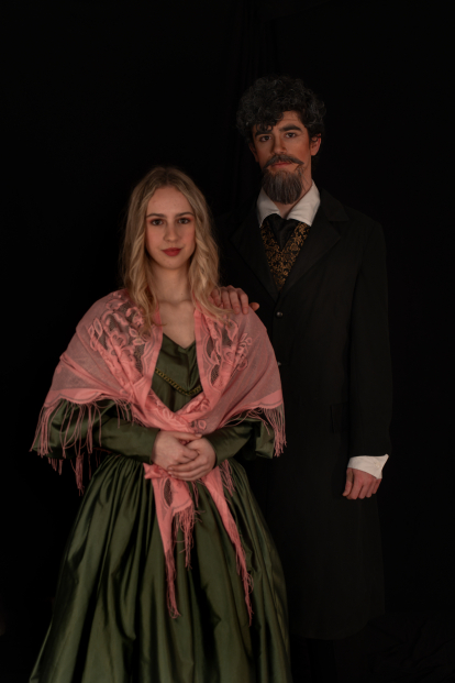 Actores caracterizados como Cosette y Jean Valjean, protagonistas de la historia de Víctor Hugo.