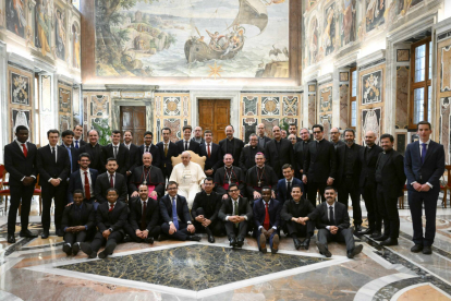 Foto de familia del Papa este sábado con la comunidad del seminario de Burgos en el Vaticano.