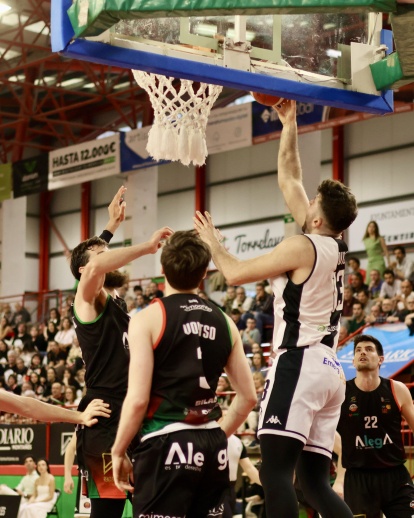 Imagen del partido entre el Grupo Alega Cantabria y el Tizona.