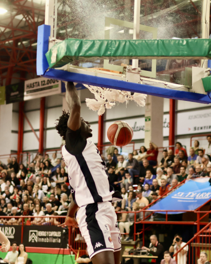 Imagen del partido entre el Grupo Alega Cantabria y el Tizona.