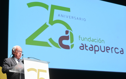 Santonja durante su discurso en la gala del 25 aniversario de la Fundación Atapuerca.