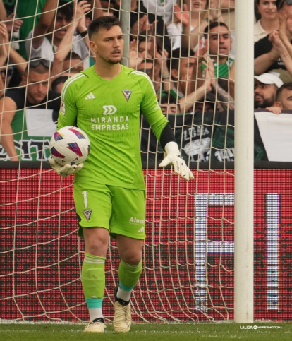 Ramón Juan se dispone a poner el balón en juego.