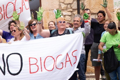 Los vecinos de Milagros forman una cadena humana contra la planta de biogás.