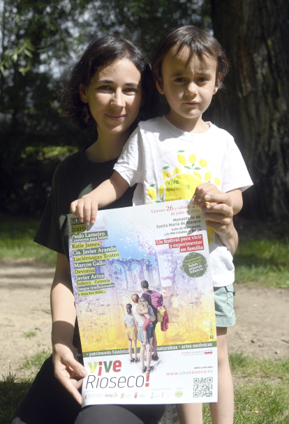 María José, una de las organizadoras de Vive Rioseco, junto a su hija