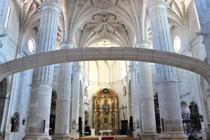 Interior de la colegiata.