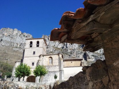 Iglesia de Pancorbo en las rocas del desfiladero.