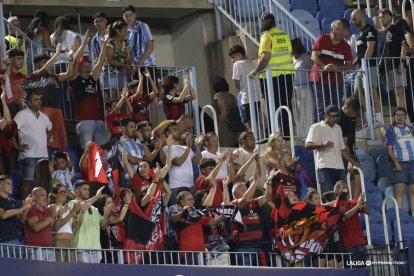 Aficionados del Mirandés en la grada del estadio de la Rosaleda.