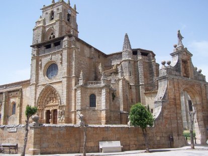 Colegiata de Santa María la Real de Sasamón.