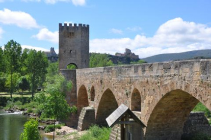 El puente medieval fortificado es uno de los más destacados de España.