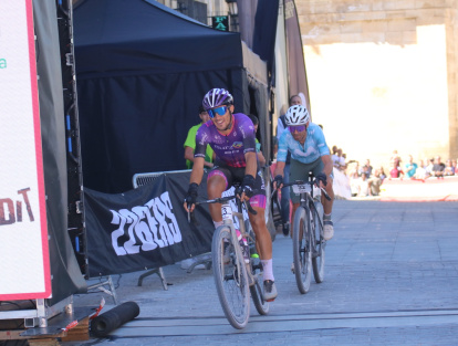 José Manuel Díaz gana a Valverde en el sprint final.