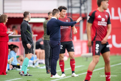 Alessio Lisci da instrucciones en la banda al defensor Juan Gutiérrez.