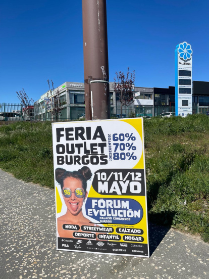 Cartel de la Feria del Outlet en una farola de Burgos.