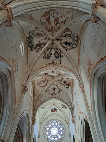 El tiempo ha dañado las pinturas del interior del templo.