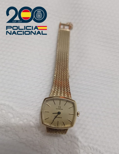 Imagen de un reloj robado por la detenida.