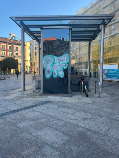 Pintada en uno de los accesos al aparcamiento subterráneo de la Plaza Mayor.