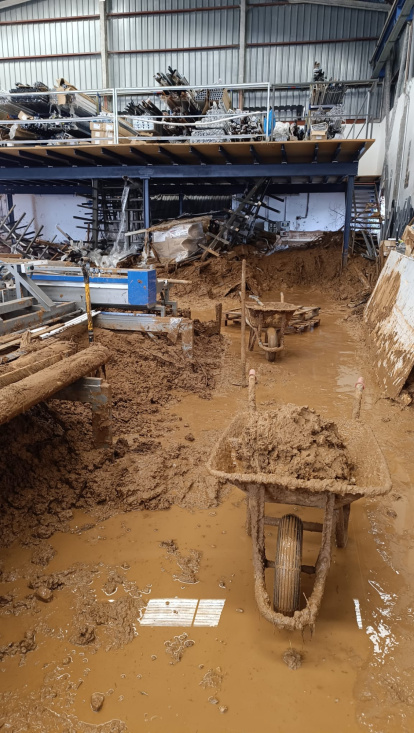 La nave del Polígono Industrial de Chiva donde Samuel y César trabajan estos días para vaciarla de barro. Llega a mas de un metro en toda la superficie.