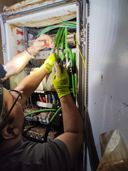 Jorge Rico, en plena faena, 'metiendo mano' a una instalación eléctrica.