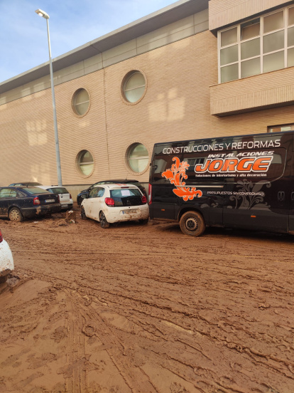 La furgoneta de empresa de Jorge Rico, estacionada entre el barrio mientras él atiende un servicio.