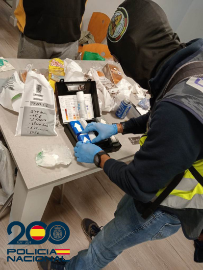 Uno de los agentes realiza un test de cocaína con las sustancias halladas en uno de los domiciliios registrados.