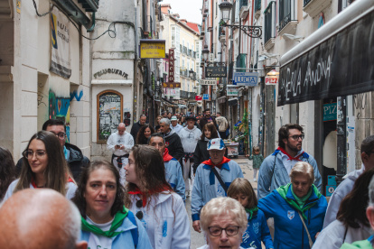 El Día del Peñista ha llenado de color y música el centro de Burgos.