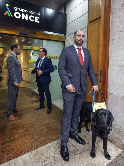 Rubén junto a Korki, su perro guía.