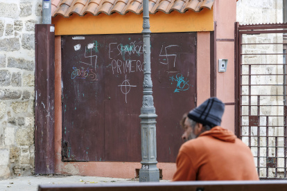 Pintadas racistas en Cáritas Burgos.