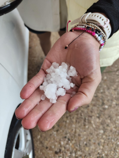 Piedras de granizo recogidas en la plaza mayor de Lerma.