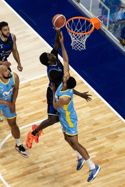 Khyri Thomas, superando a su par en la zona.